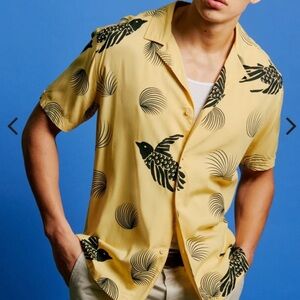 Ben Sherman Bird Print Short Sleeve Button Down Yellow Whimsical Graphic Large